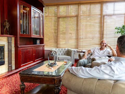 Erleben Sie einen Hauch von Luxus in der edlen Cognac- und Zigarrenlounge